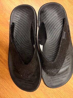 Hey Dude Black Glitter Flip Flops💛
